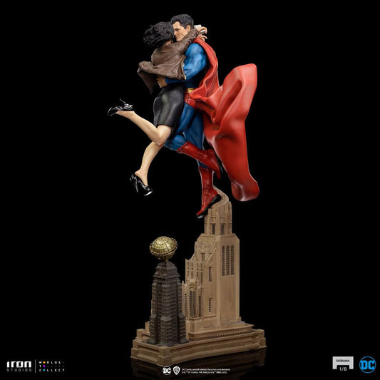 DC Comics Diorama 1/6 Superman & Lois 57 cm by LAB7 Malta, Europe