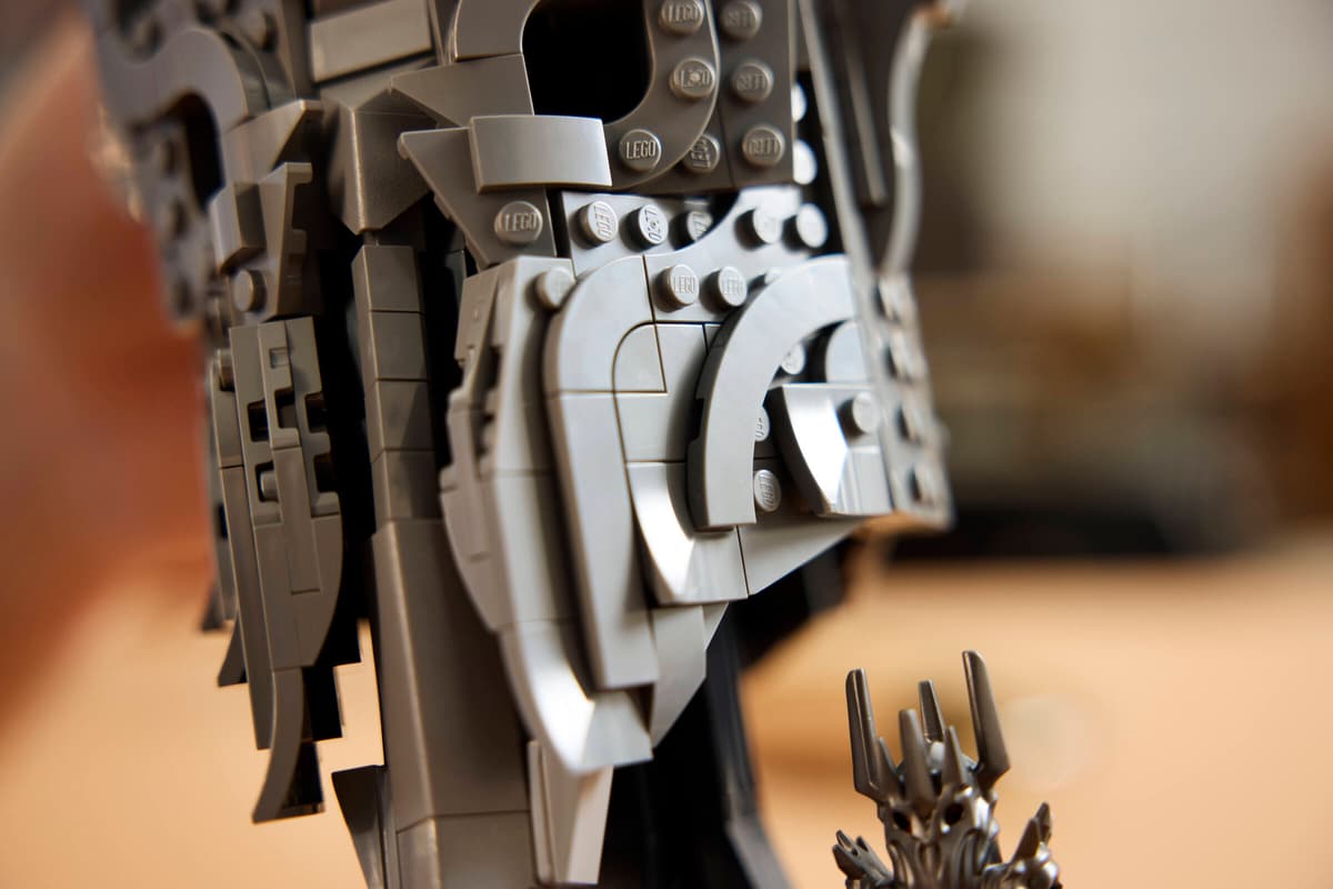 LEGO Icons The Lord of the Rings Sauron's Helmet 11373 – 538-Piece Collectible Display Set for Adults