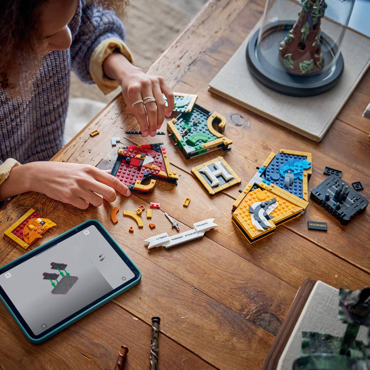 LEGO Harry Potter Hogwarts House Crest 76462 – 545-Piece Hogwarts Display Set with Hidden Magical Treasures