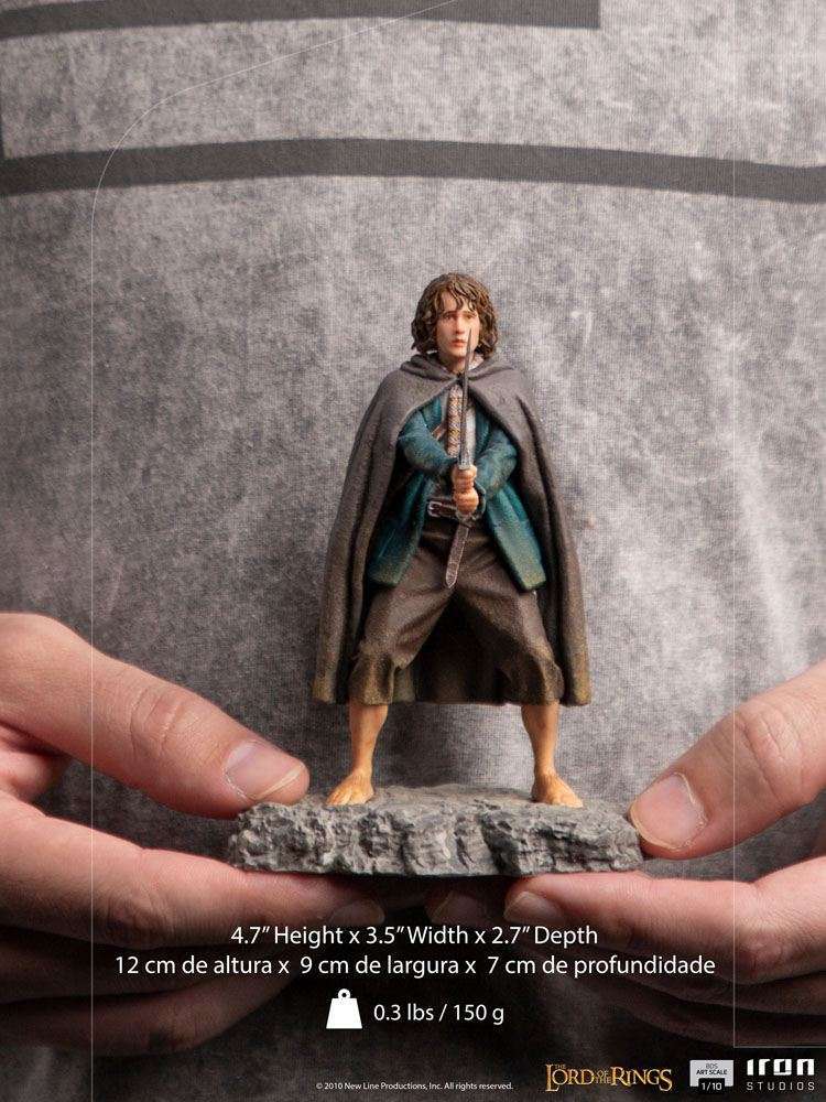 Front view of the 12 cm Iron Studios Pippin BDS Art Scale statue holding a sword on a rocky base held in hands.