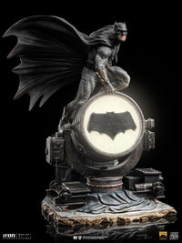 Iron Studios Zack Snyder's Justice League Deluxe Art Scale Statue 1/10 Batman on Batsignal in Malta | LAB7