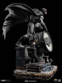 Iron Studios Zack Snyder's Justice League Deluxe Art Scale Statue 1/10 Batman on Batsignal in Malta | LAB7
