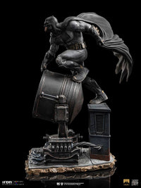 Iron Studios Zack Snyder's Justice League Deluxe Art Scale Statue 1/10 Batman on Batsignal in Malta | LAB7