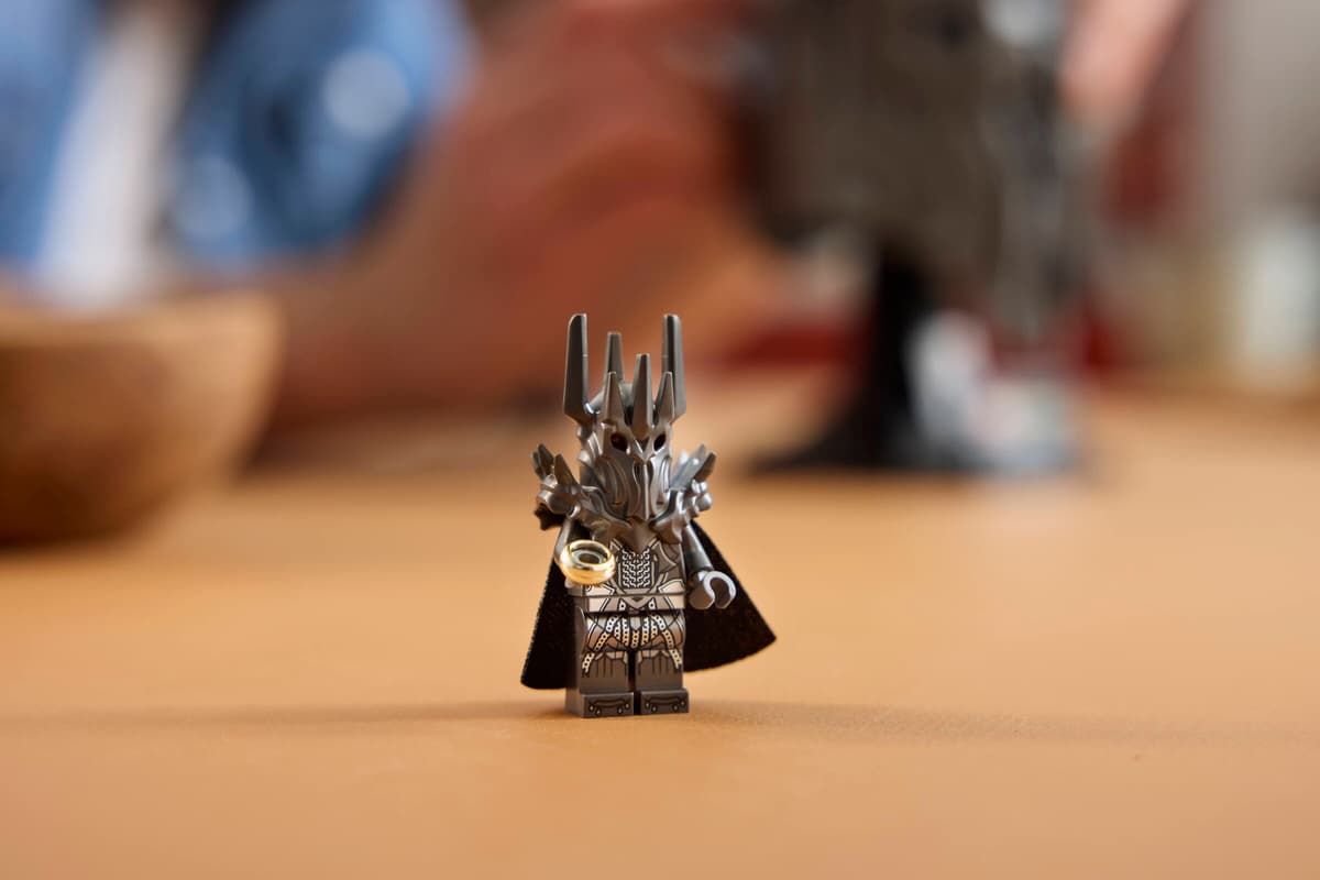 LEGO Icons The Lord of the Rings Sauron's Helmet 11373 – 538-Piece Collectible Display Set for Adults
