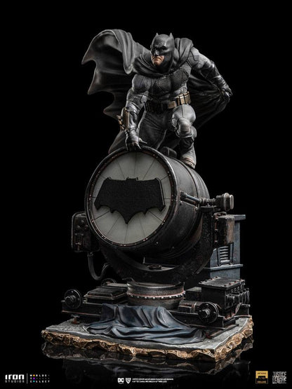 Iron Studios Zack Snyder's Justice League Deluxe Art Scale Statue 1/10 Batman on Batsignal 28 cm by LAB7 Malta