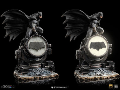 Iron Studios Zack Snyder's Justice League Deluxe Art Scale Statue 1/10 Batman on Batsignal 28 cm by LAB7 Malta