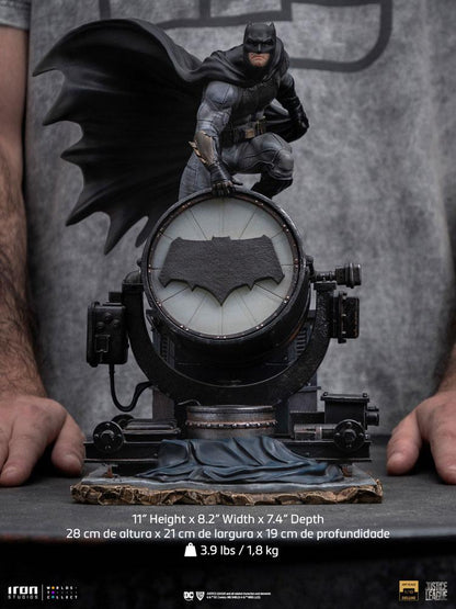 Iron Studios Zack Snyder's Justice League Deluxe Art Scale Statue 1/10 Batman on Batsignal 28 cm by LAB7 Malta